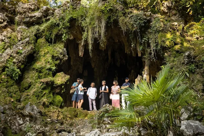Grupo disfrutando de la naturaleza en una visita al parque de Aiete.