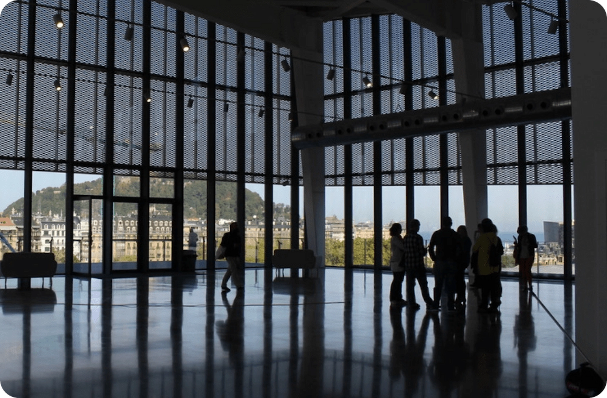 Varias personas reunidas en el lobby de un edificio.