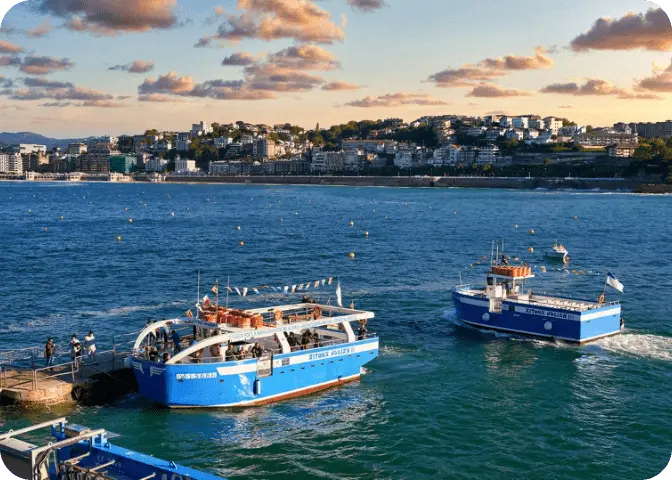 Barcos turísticos navegando por la bahía de San Sebastián.