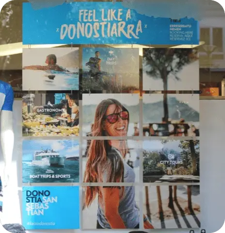 Antiguo cartel de turismo con texto en otros idiomas