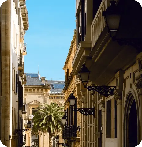 Vista entre calles del casco antiguo de Donosti