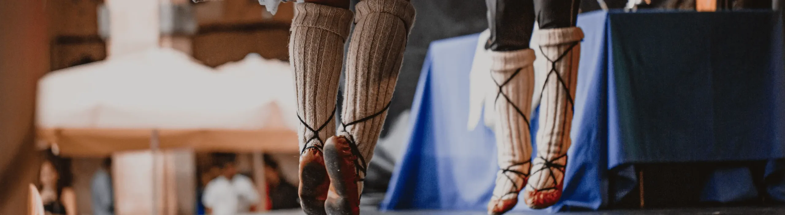 Piernas de una pareja de dantzaris bailando.