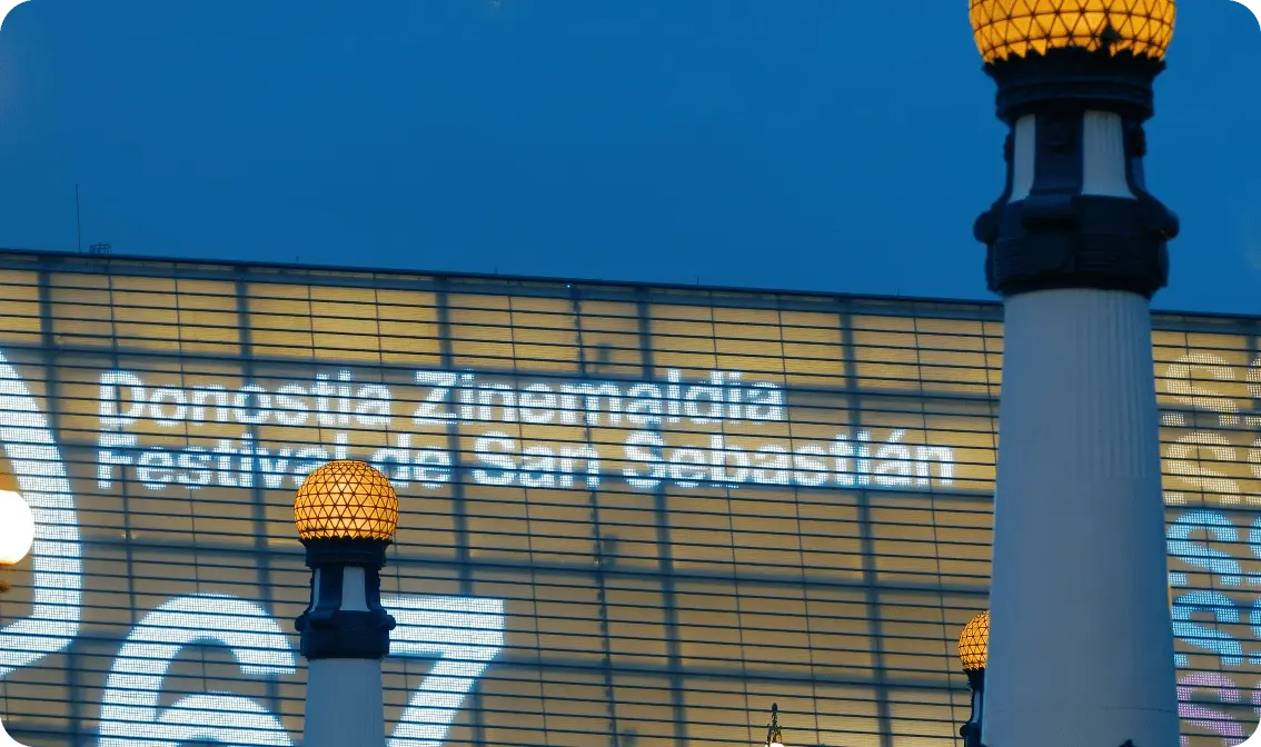 Kursal iluminado durante el Festival de San Sebastián