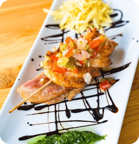Pintxo típico de Donosti, cuidadosamente presentado en un plato, representando la cocina vasca.