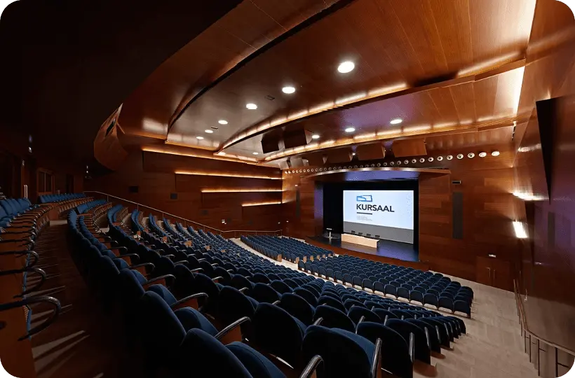 Sala vacía del Kursal, donde la luz y la modernidad se encuentran.