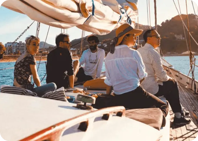 Grupo de personas disfrutando de un paseo en barco.