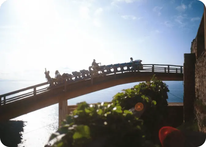 Montaña suiza en el parque de atracciones de Igeldo con vistas al mar.