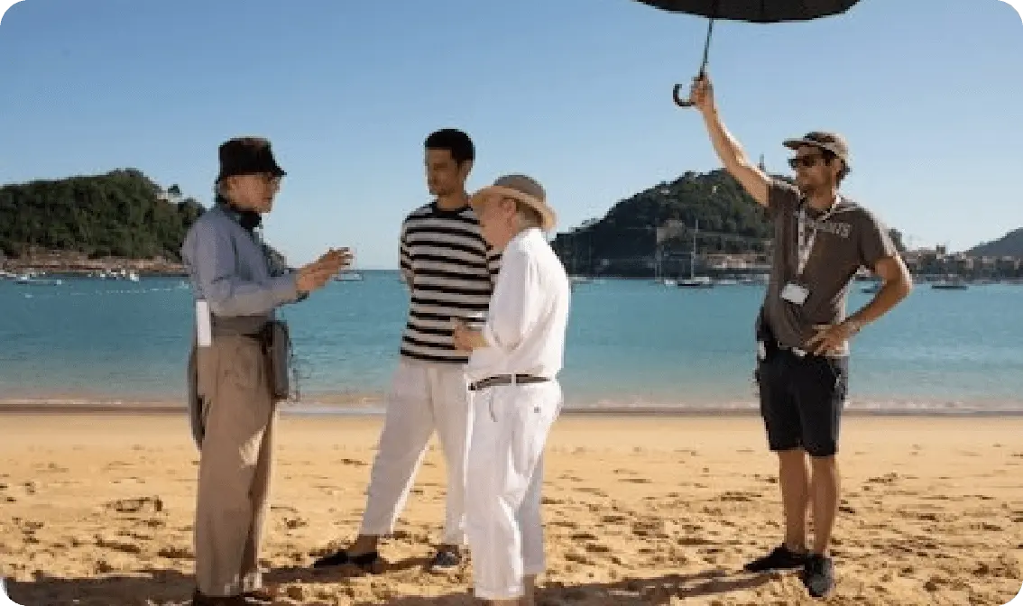 Gente trabajando en un rodaje en la playa.