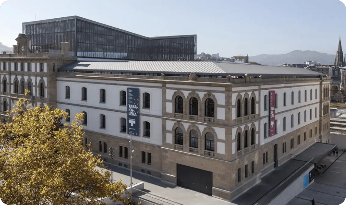Tabakalera, un referente de la cultura contemporánea en San Sebastián, donde el arte se encuentra con la historia.