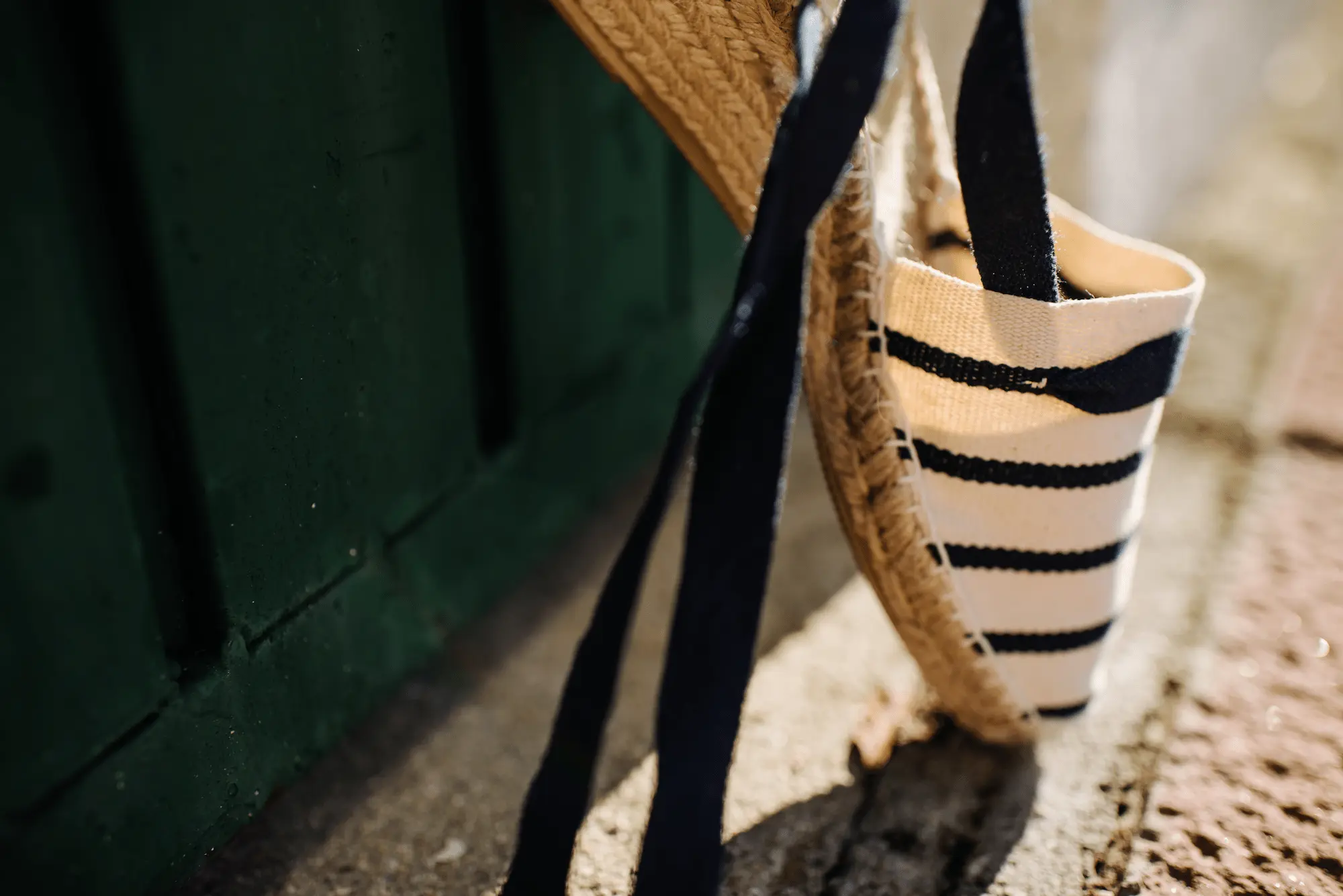 Bonita imagen centrada en la alpargata como muestra de artesanía