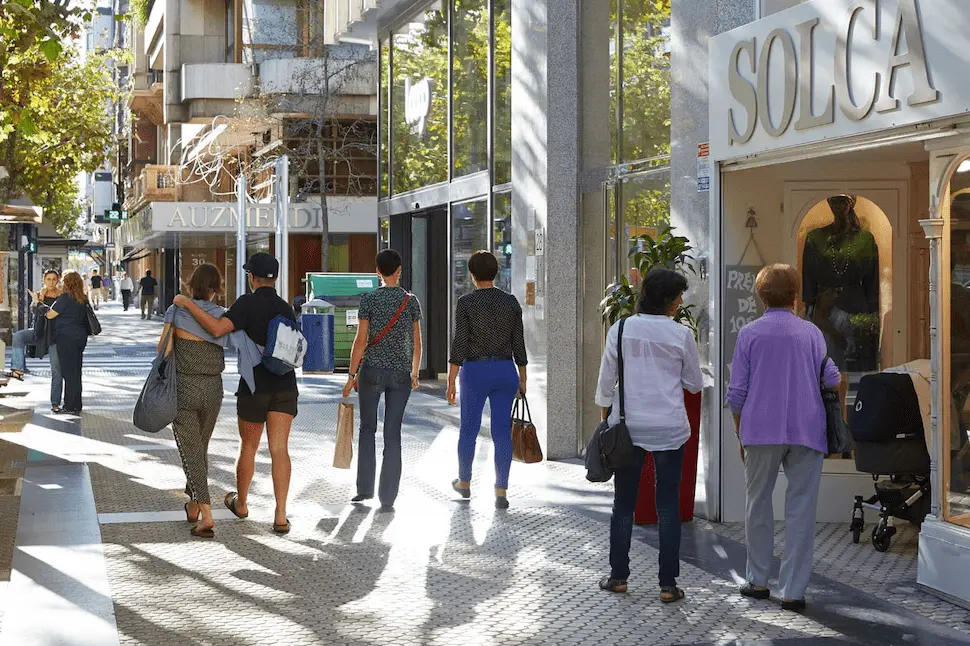 Gente de compras en una calle de Donostia