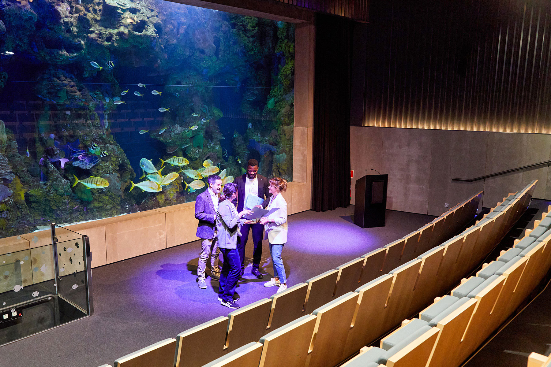 Organizadores de un evento en el auditorio del Aquarium de Donostia