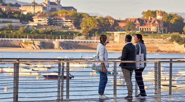 Congresistas en el nautico de San Sebastián mirando hacía el  Palacio de Miramar