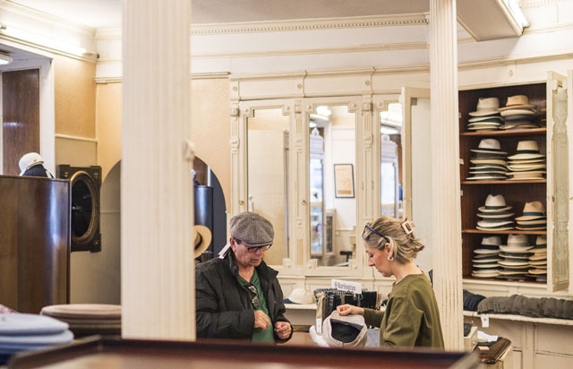 Hombre comprando en la sombrería Ponsol